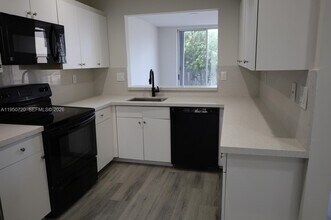 5240 NW 102nd Ct in Doral, FL - Building Photo - Building Photo