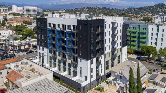 Vivien in Los Angeles, CA - Foto de edificio - Building Photo