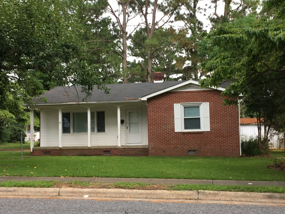 207 Pierce Rd in Kinston, NC - Foto de edificio