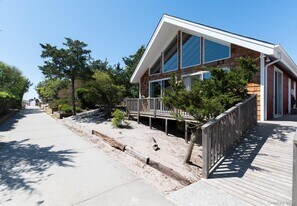 66 Bungalow Ln in Ocean Beach, NY - Building Photo