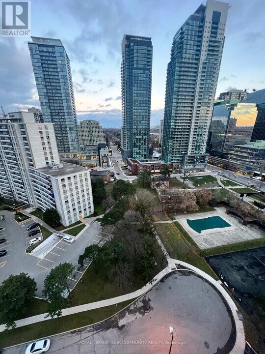 233-1233 Beecroft Rd in Toronto, ON - Building Photo