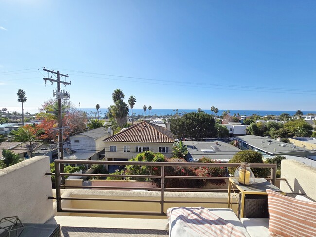 2070 Oxford Ave in Encinitas, CA - Foto de edificio - Building Photo