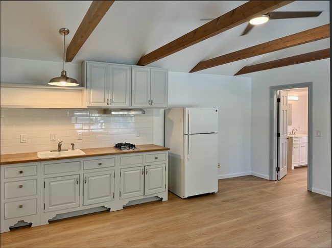 1391 E Hillcrest Dr in Thousand Oaks, CA - Building Photo - Building Photo