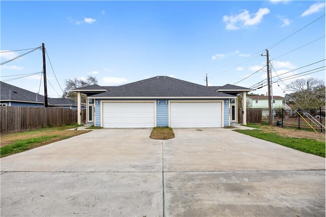 6402 Williams Dr in Corpus Christi, TX - Building Photo - Building Photo