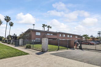 Wilshire Court Apartments in Stockton, CA - Building Photo - Building Photo