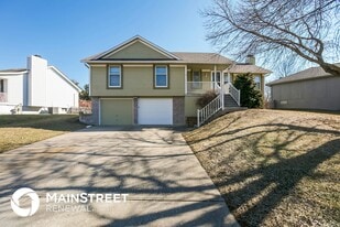 613 SE Ashton Dr in Lee's Summit, MO - Building Photo