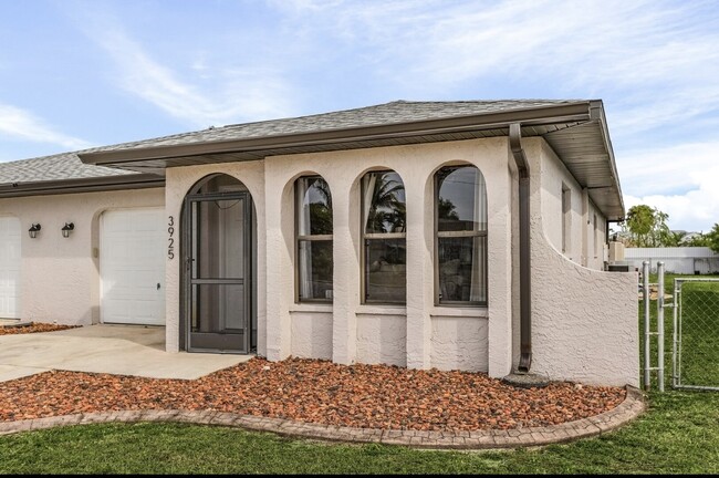 property at 3923 Country Club Blvd