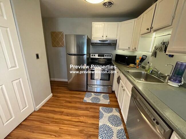 38 Carey Ave, Unit 3 in Watertown, MA - Building Photo - Building Photo