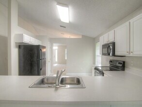 7317 Ironside Dr E in Jacksonville, FL - Foto de edificio - Building Photo