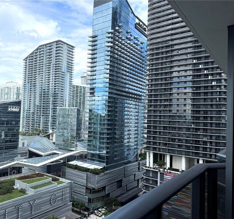 55 SW 9th St, Unit 1810 in Miami, FL - Building Photo