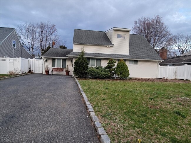 93 Cherry Ln in Hicksville, NY - Building Photo - Building Photo