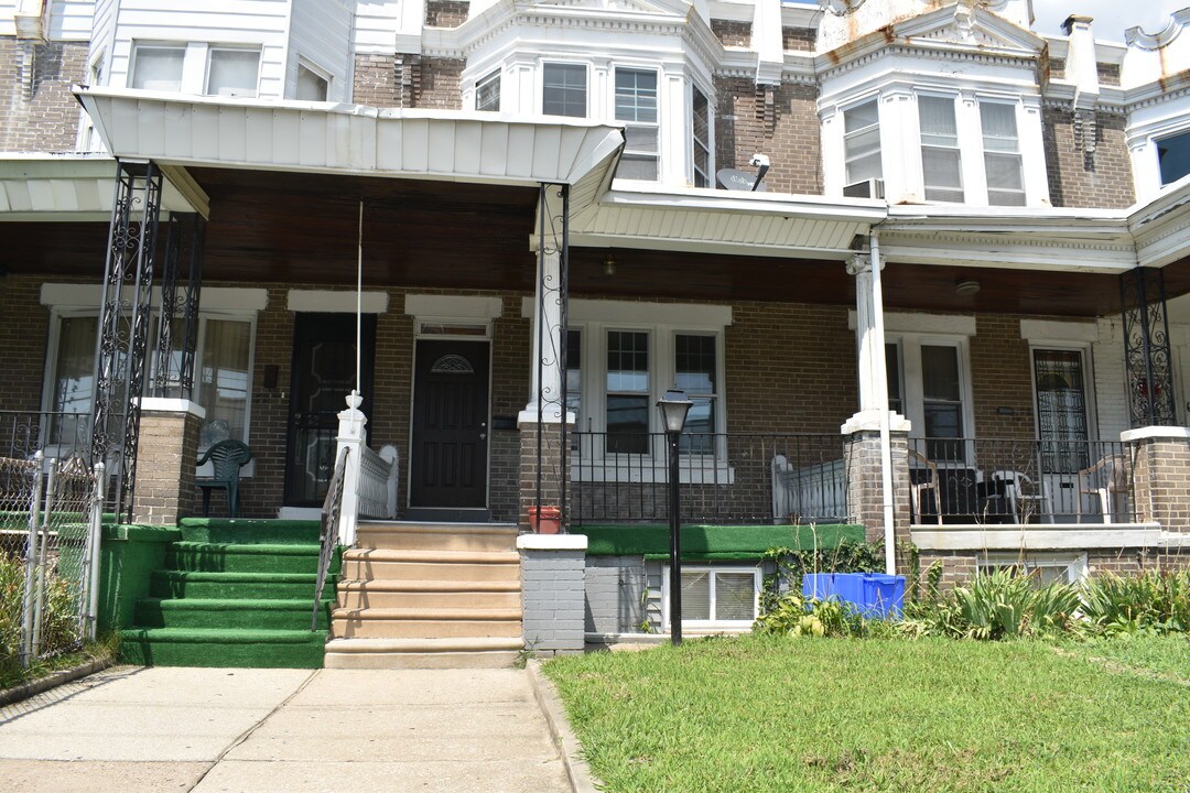 5911 Christian St in Philadelphia, PA - Foto de edificio