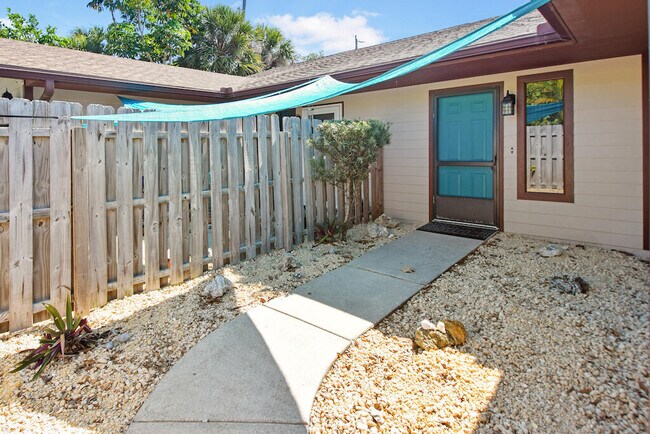 863 S Patrick Dr in Satellite Beach, FL - Foto de edificio - Building Photo