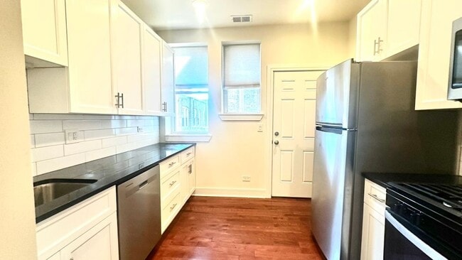 1145 W Lunt Ave in Chicago, IL - Foto de edificio - Building Photo