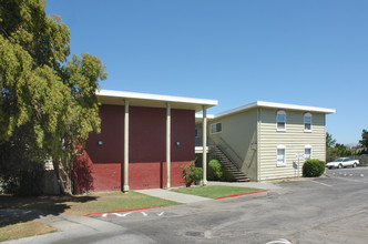 Cape Cod Apartments in San Jose, CA - Foto de edificio - Building Photo