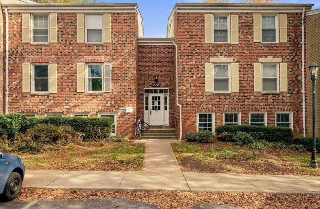 872 Quince Orchard Blvd in Gaithersburg, MD - Building Photo