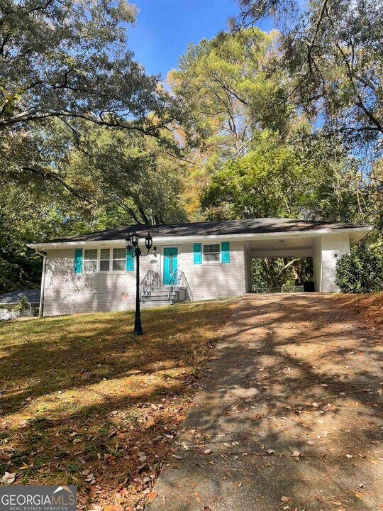 3177 Cloverhurst Dr in East Point, GA - Building Photo