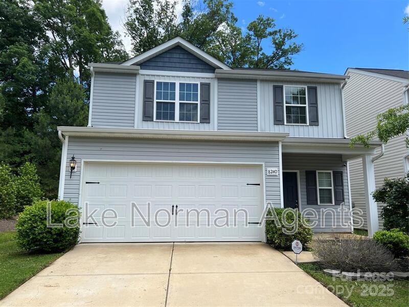 8240 Paw Valley Ln in Charlotte, NC - Building Photo
