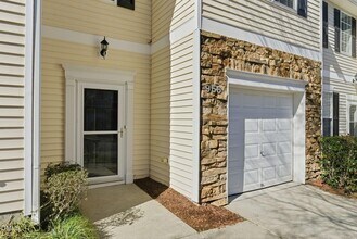 956 Shining Wire Way in Morrisville, NC - Foto de edificio - Building Photo