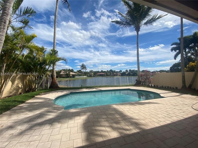 2486 Bay Isle Dr in Weston, FL - Building Photo - Building Photo