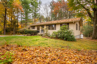 18 Bradley Brook Dr in Granby, CT - Building Photo - Building Photo