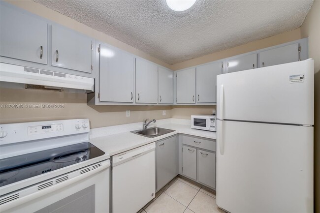 15630 SW 80th St in Miami, FL - Building Photo - Building Photo