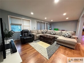 2905 N Oaks Blvd in North Brunswick, NJ - Building Photo - Building Photo