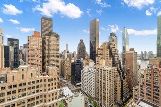 245 E 44th St in New York, NY - Foto de edificio - Building Photo