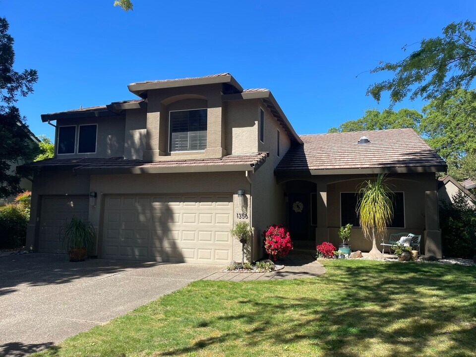 1356 Hawthorne Loop in Roseville, CA - Building Photo