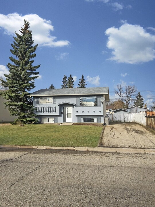 9256-9111 111 Ave in Grande Prairie, AB - Building Photo