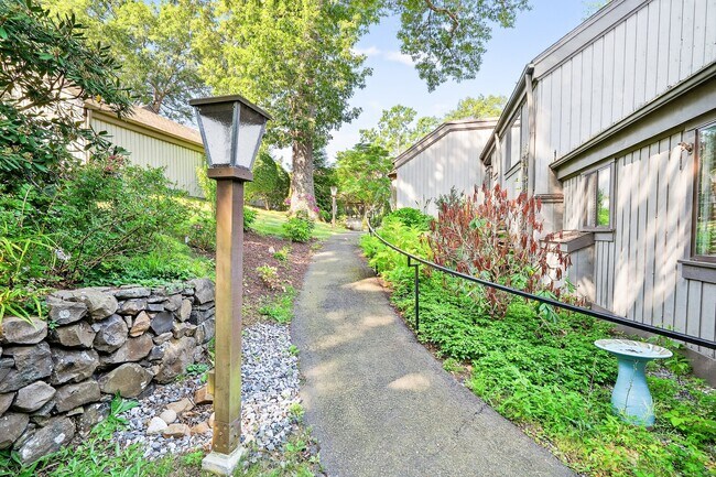 401 Heritage Vlg in Southbury, CT - Building Photo - Building Photo