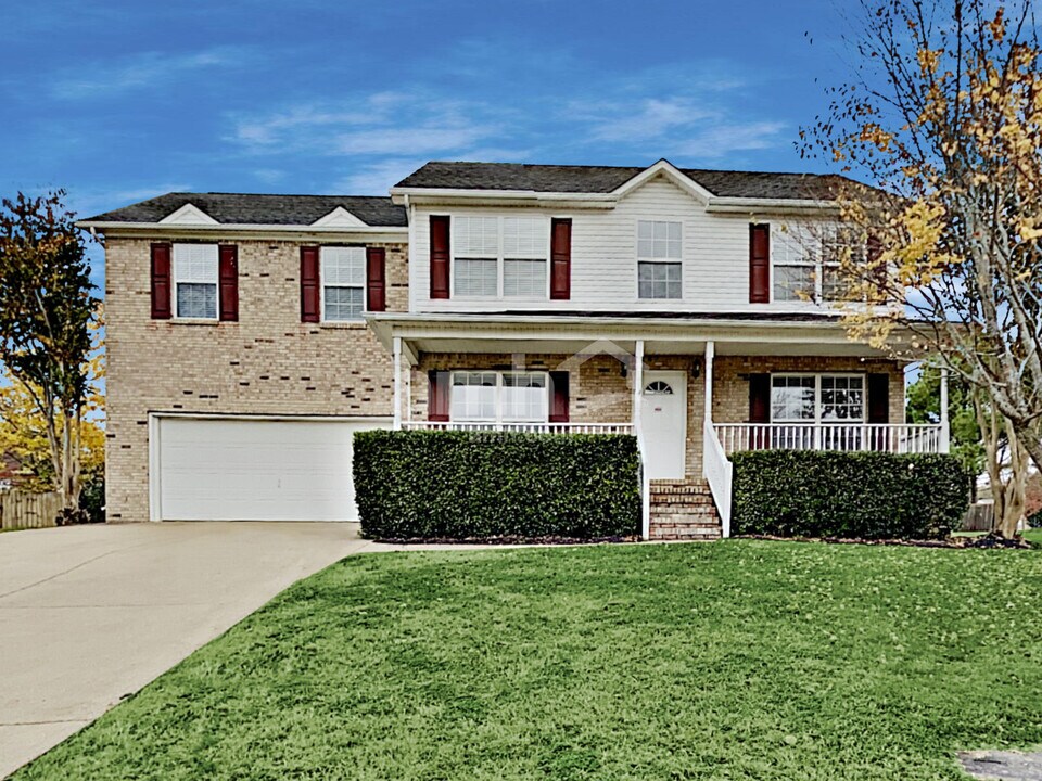 204 Bates Ct in Spring Hill, TN - Building Photo
