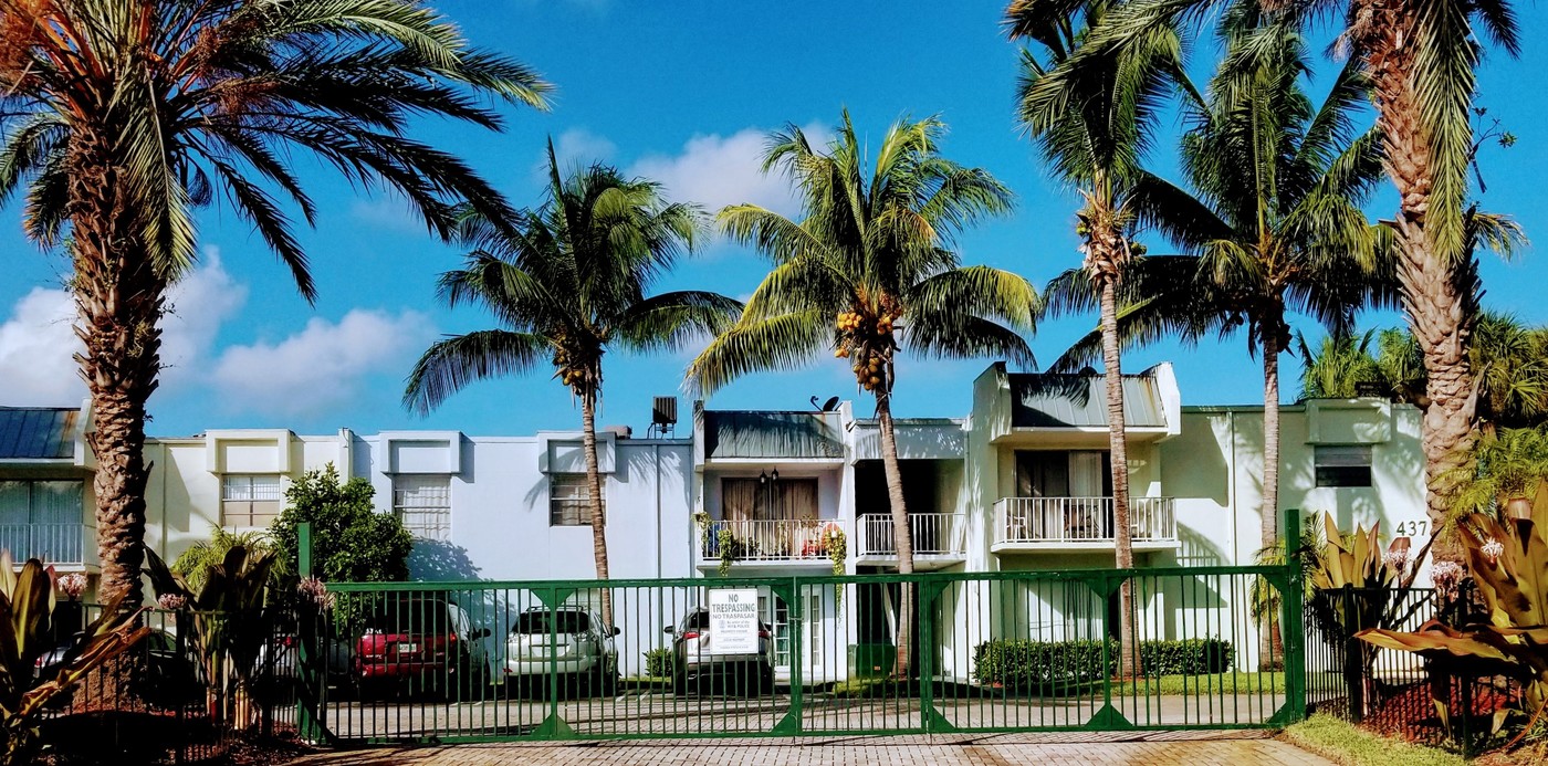 Infinity: Clear Lake Palms in West Palm Beach, FL - Foto de edificio