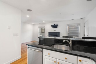 366 W 2nd St, Unit 3 in Boston, MA - Building Photo - Building Photo