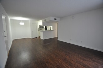 11030 Hartsook St, Unit 122 in Los Angeles, CA - Building Photo - Building Photo