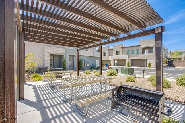 property at 600 N Carriage Hill Dr