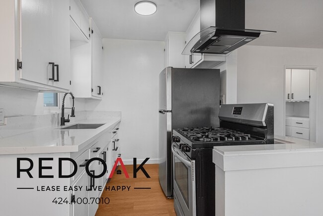 6303 Cherry Ave in Long Beach, CA - Foto de edificio - Building Photo