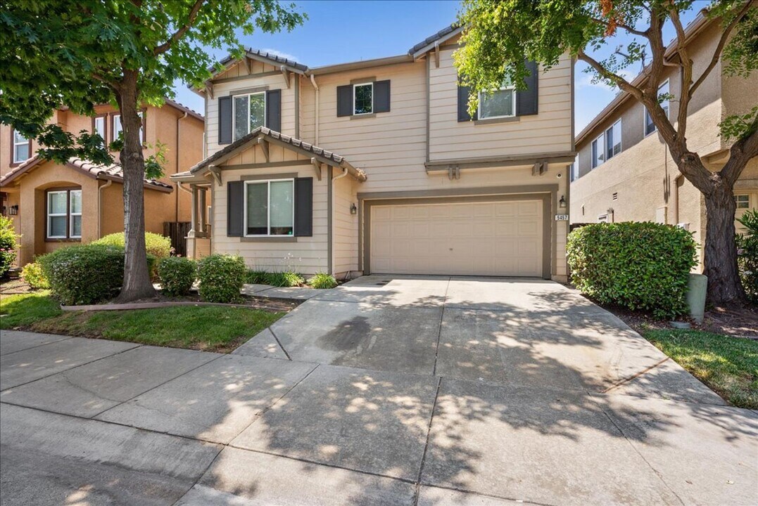 5457 Shennecock Way in Sacramento, CA - Building Photo