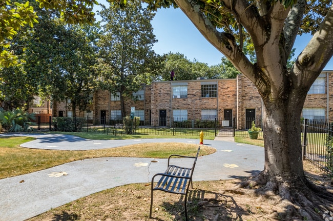 Riverside Oaks in Shreveport, LA - Building Photo - Building Photo