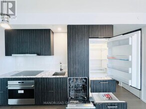 1 Bloor St E in Toronto, ON - Building Photo - Building Photo