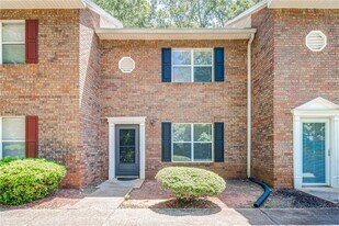 4084 Hidden Hollow Dr in Gainesville, GA - Building Photo