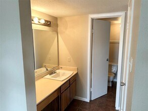 10203 Forum Park Dr-Unit -134 in Houston, TX - Building Photo - Building Photo