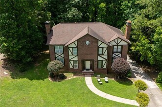147 Hunters Cove in Roswell, GA - Foto de edificio - Building Photo