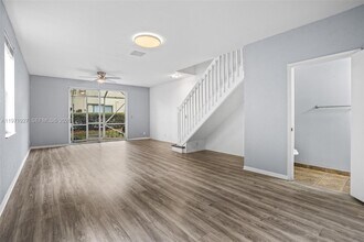 2167 Hacienda Terrace in Weston, FL - Foto de edificio - Building Photo