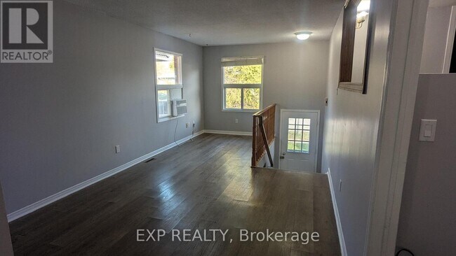 24 Hodgins Ave in Georgina, ON - Building Photo - Building Photo