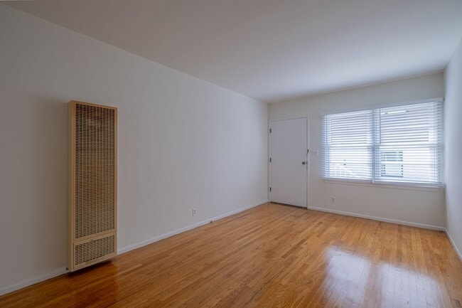 922 1/2-922 1/2 S Juanita Ave