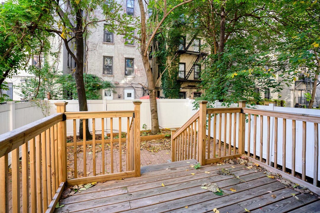 122 E 102nd St in New York, NY - Building Photo
