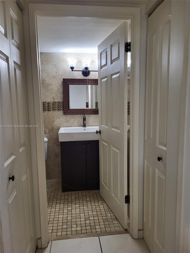 10155 NW 9th Street Cir, Unit 4-505 in Miami, FL - Building Photo - Building Photo