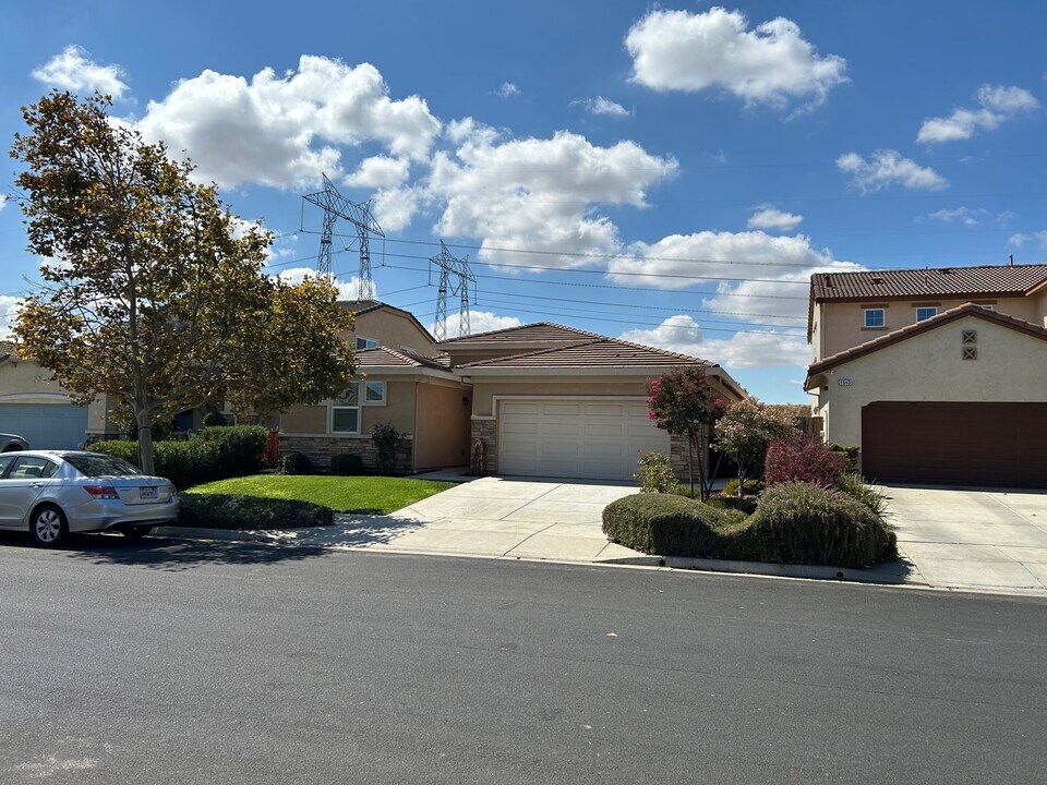 1537 Sycamore Dr in Oakley, CA - Building Photo