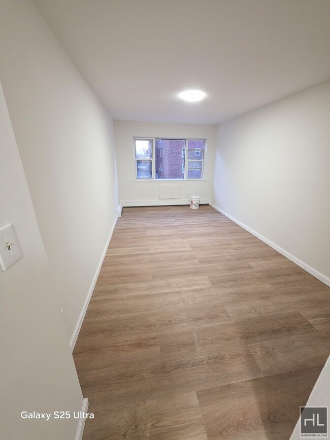 72 DRIVE, Unit 3 in Queens, NY - Foto de edificio - Building Photo